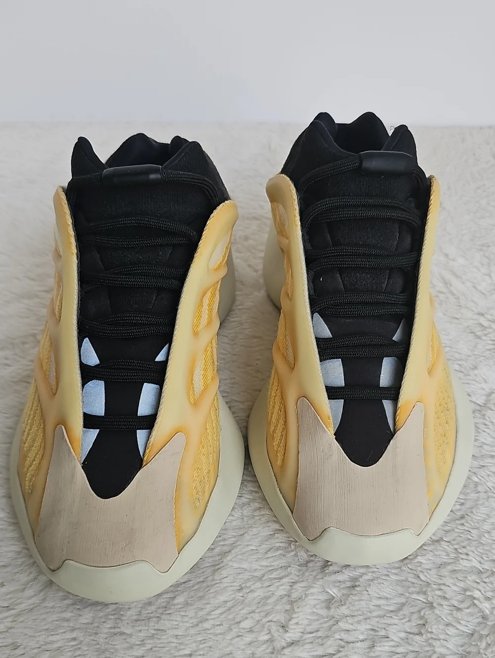 ​adidas Yeezy 700 V3 Mono Safflower HP5425 Men Size 6 Women 7